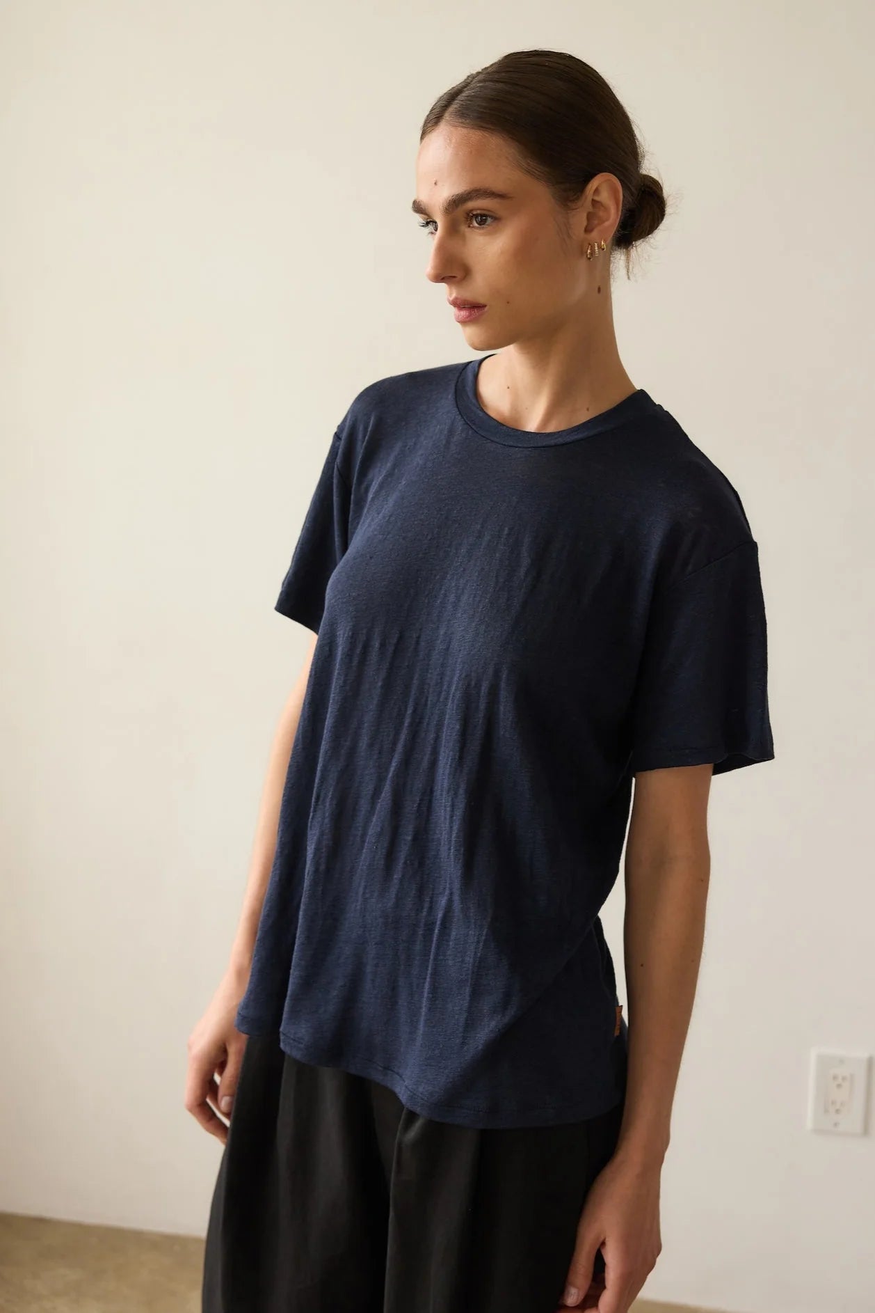 The Chameleon Tee Linen in Navy